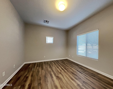 17734 W Langer Lane - Photo Thumbnail 11