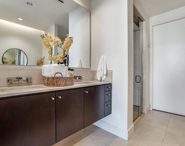2408 Victory Park Lane - Photo Thumbnail 14