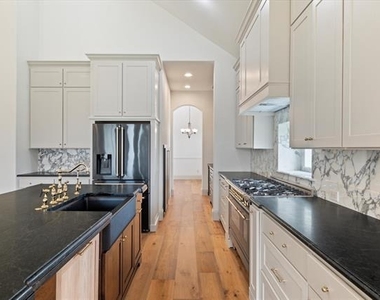 1040 Edgefield Lane - Photo Thumbnail 9