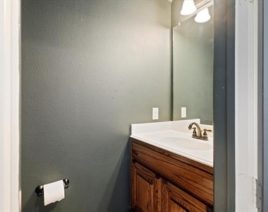 1040 Edgefield Lane - Photo Thumbnail 4