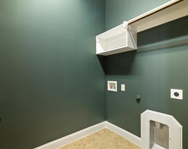 1040 Edgefield Lane - Photo Thumbnail 11