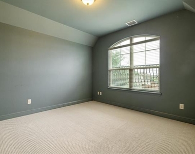 1040 Edgefield Lane - Photo Thumbnail 22