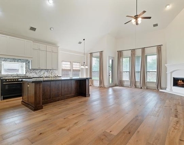 1040 Edgefield Lane - Photo Thumbnail 5