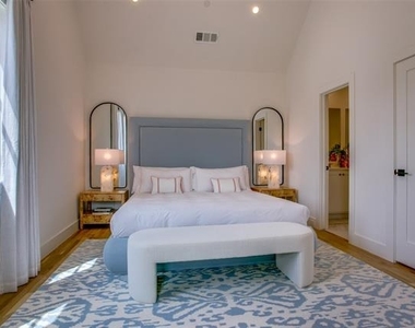 7207 Gaston Avenue - Photo Thumbnail 28