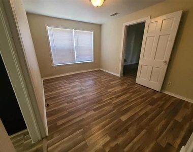 4504 Stonewall Street - Photo Thumbnail 6