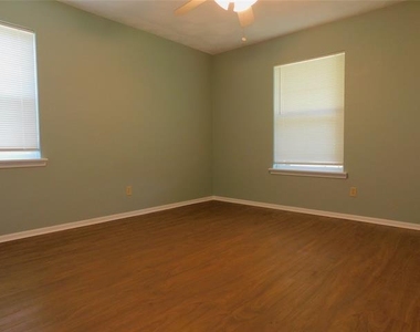 2445 Eastbrook Drive - Photo Thumbnail 15