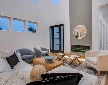 2313 S Vernon Avenue - Photo Thumbnail 3