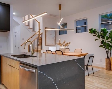 2313 S Vernon Avenue - Photo Thumbnail 8