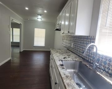1225 Blalock Avenue - Photo Thumbnail 7