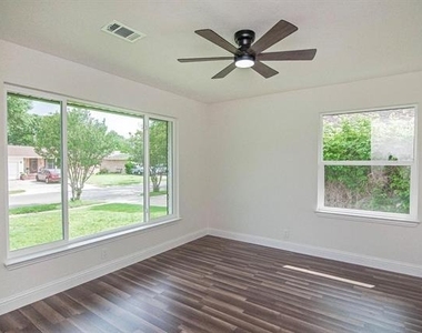 2608 Lockhart Avenue - Photo Thumbnail 11