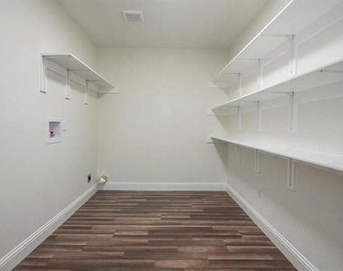 2608 Lockhart Avenue - Photo Thumbnail 14