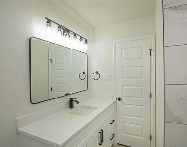 2608 Lockhart Avenue - Photo Thumbnail 10