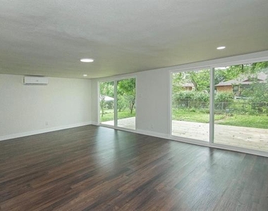 2608 Lockhart Avenue - Photo Thumbnail 7