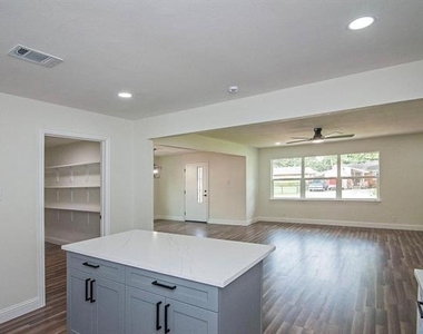 2608 Lockhart Avenue - Photo Thumbnail 3