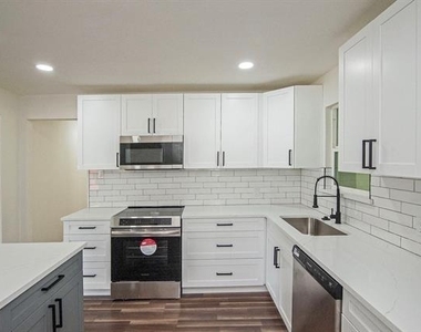 2608 Lockhart Avenue - Photo Thumbnail 2