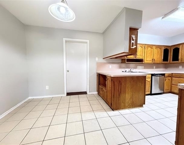 619 Midvale Drive - Photo Thumbnail 7