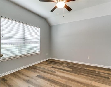 815 Creekside Drive - Photo Thumbnail 4
