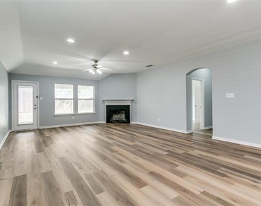 815 Creekside Drive - Photo Thumbnail 8