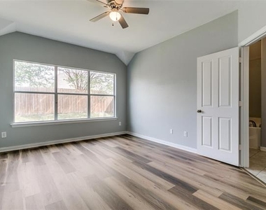 815 Creekside Drive - Photo Thumbnail 2