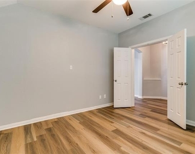 815 Creekside Drive - Photo Thumbnail 6