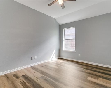815 Creekside Drive - Photo Thumbnail 5