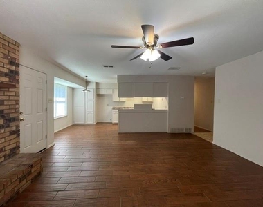 7536 Meadowlark Lane N - Photo Thumbnail 8