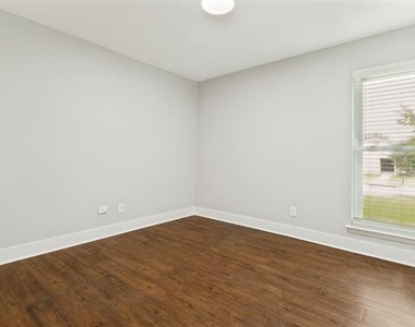 2114 Wheaton Drive - Photo Thumbnail 13