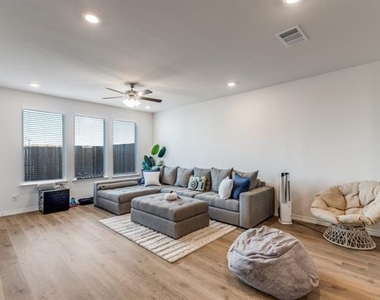 736 Lone Rock Drive - Photo Thumbnail 6