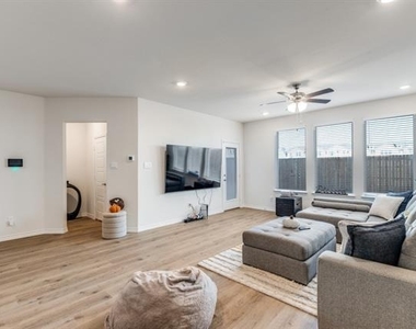 736 Lone Rock Drive - Photo Thumbnail 5