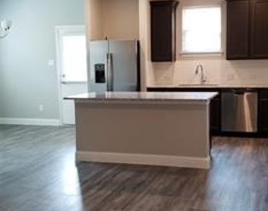4925-4927 Sanger Circle Drive - Photo Thumbnail 3