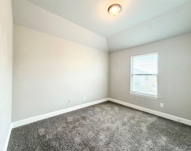 4925-4927 Sanger Circle Drive - Photo Thumbnail 23