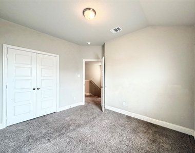 4925-4927 Sanger Circle Drive - Photo Thumbnail 22