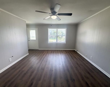 900 E 6th Avenue - Photo Thumbnail 2