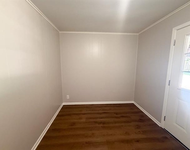 900 E 6th Avenue - Photo Thumbnail 5