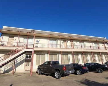 212 W Knox Street - Photo Thumbnail 1