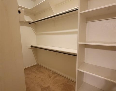 212 W Knox Street - Photo Thumbnail 7