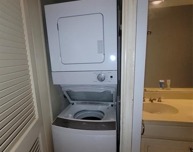 212 W Knox Street - Photo Thumbnail 9