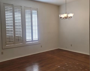 212 W Knox Street - Photo Thumbnail 3