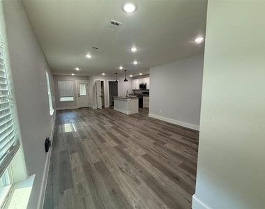 420 E 5th Street - Photo Thumbnail 2