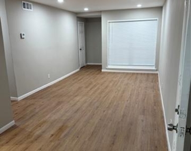 2439 Maverick Avenue - Photo Thumbnail 2