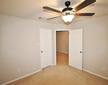 217 Silver Spur Drive - Photo Thumbnail 12