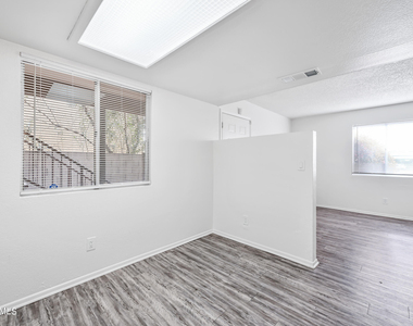 436 W Clark Street - Photo Thumbnail 7