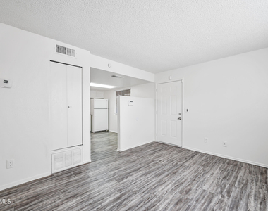 436 W Clark Street - Photo Thumbnail 3
