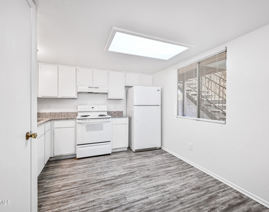 436 W Clark Street - Photo Thumbnail 4