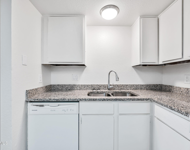 436 W Clark Street - Photo Thumbnail 6