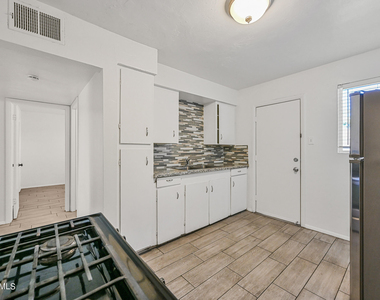 903 N 22nd Place - Photo Thumbnail 4