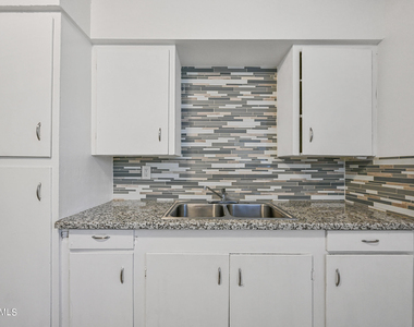 903 N 22nd Place - Photo Thumbnail 5