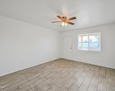 903 N 22nd Place - Photo Thumbnail 2