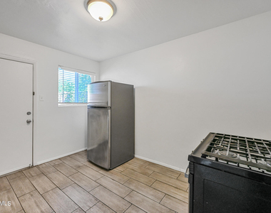 903 N 22nd Place - Photo Thumbnail 3