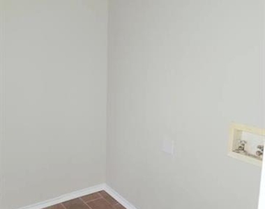 114 Opal Street - Photo Thumbnail 5